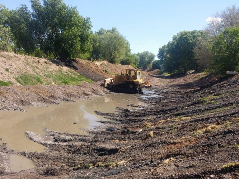 Continúa Obras Públicas de Cuauhtémoc limpieza y encauzamiento de arroyos y acondicionamiento de campos deportivos