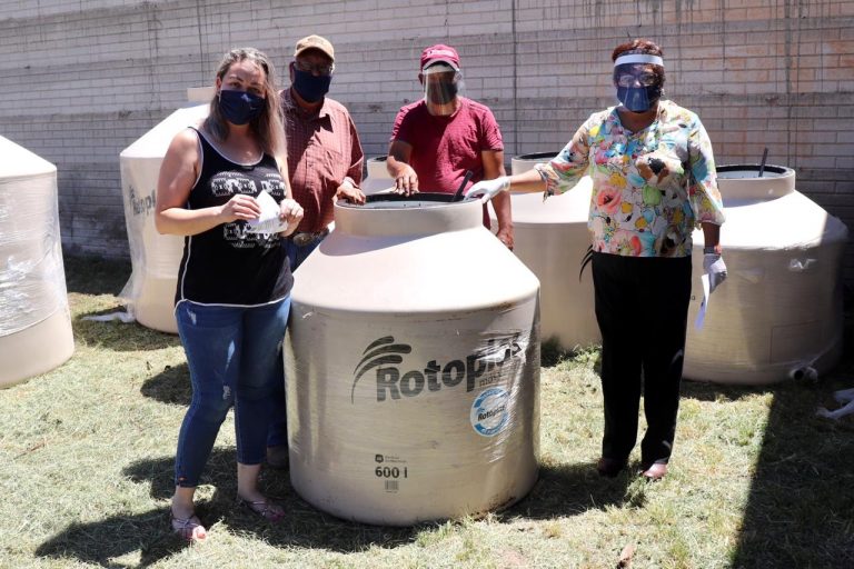 Reciben integrantes del Sindicato de Transportistas de Rubio 19 tinacos subsidiados