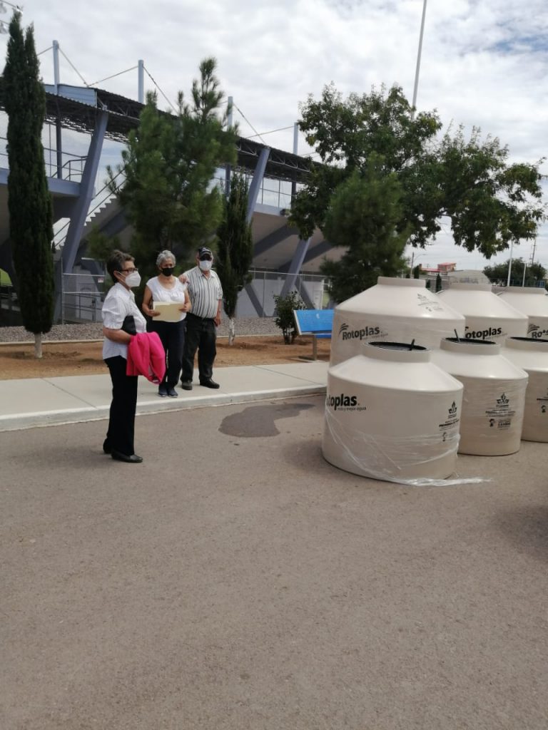 32 familias reciben tinacos subsidiados gestionados por Desarrollo Rural de Cuauhtémoc