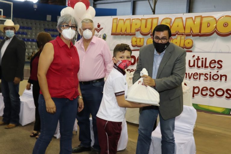 Entrega Gobierno Municipal de Cuauhtémoc kits de útiles escolares