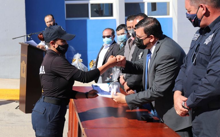 Otorgan equipo y uniformes a Seguridad Pública