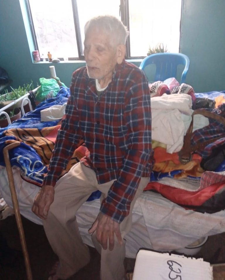 Auxilian policías y paramédicos a hombre de 101 años que se encontraba encerrado en su vivienda