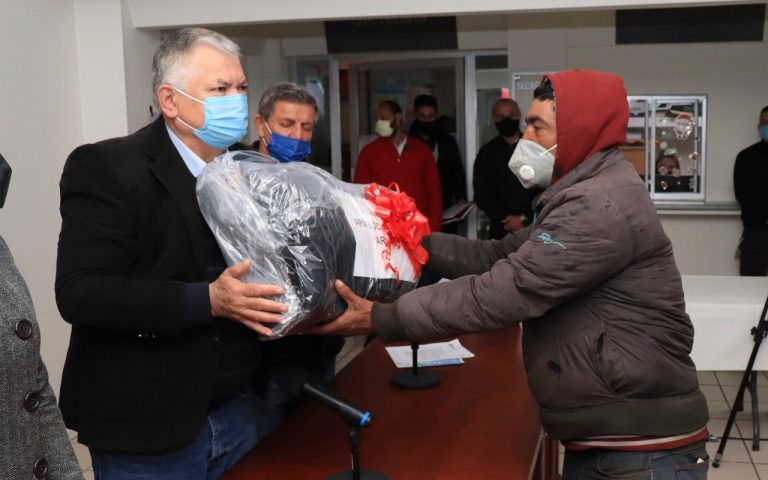 Equipa Municipio de Cuauhtémoc con uniformes a personal de obras y servicios Públicos.