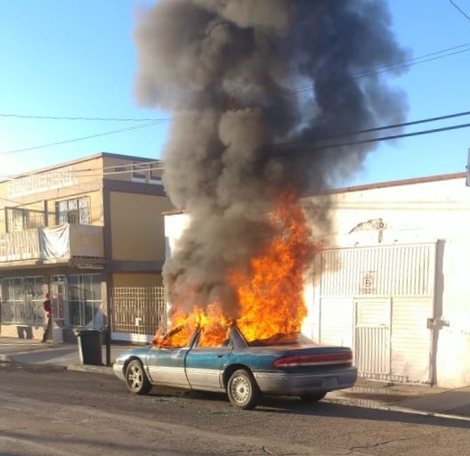 Se quema automóvil en Anáhuac