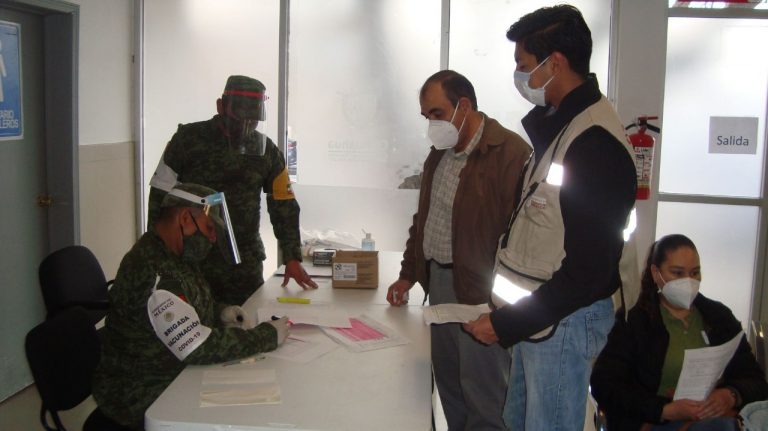 Aplican vacuna COVID-19 a personal de salud de dependencias estatales a cargo de Gobierno del Estado