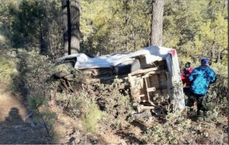 Un muerto y dos lesionados en volcadura