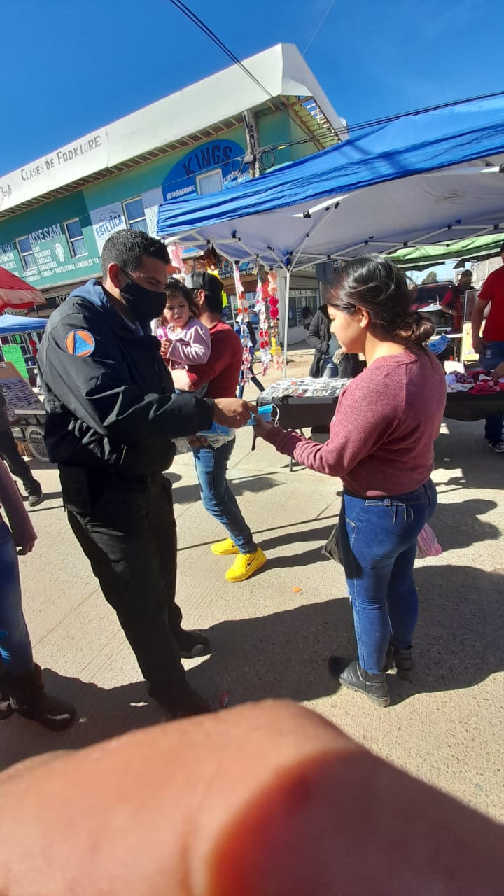 Distribuye Gobierno Municipal de Cuauhtémoc mil 800 cubrebocas en tianguis
