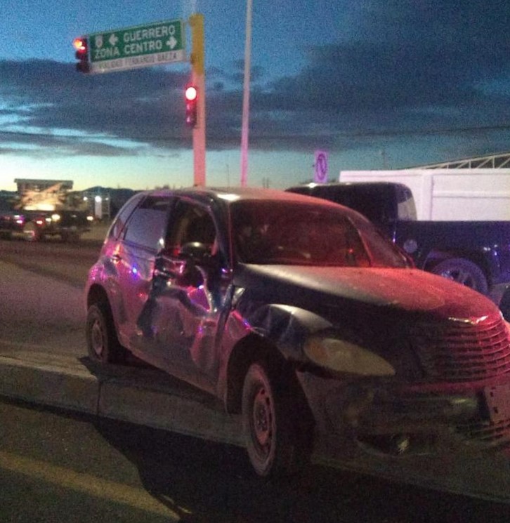 Mujer se lanza de vehículo en movimiento y muere