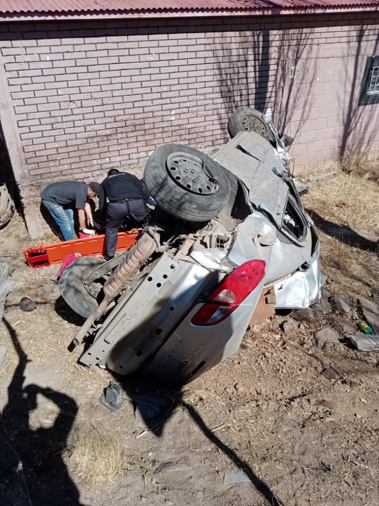 Un hombre con heridas graves, saldo de un choque con volcadura