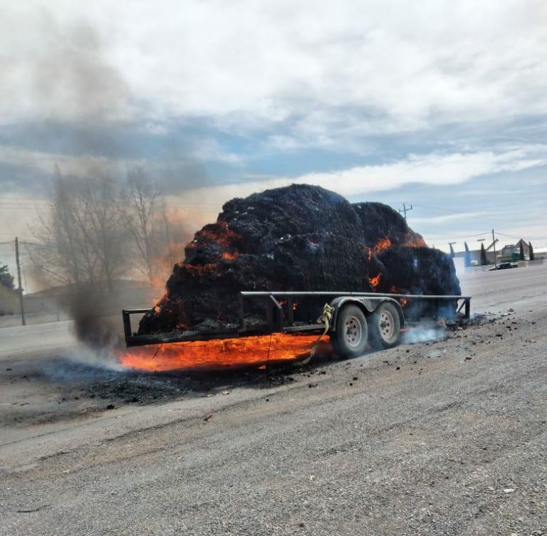 Se incendia remolque cargado con rastrojo