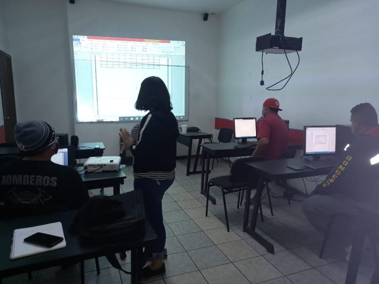 Capacitan a Bomberos de Cuauhtémoc en Manejo computacional