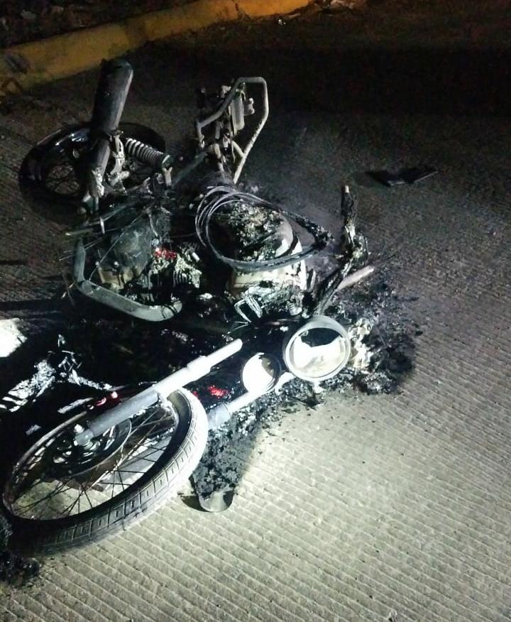 Localizan moto abandonada y en llamas