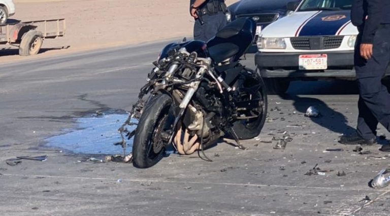 Mujer motociclista resulta lesionada en aparatoso choque
