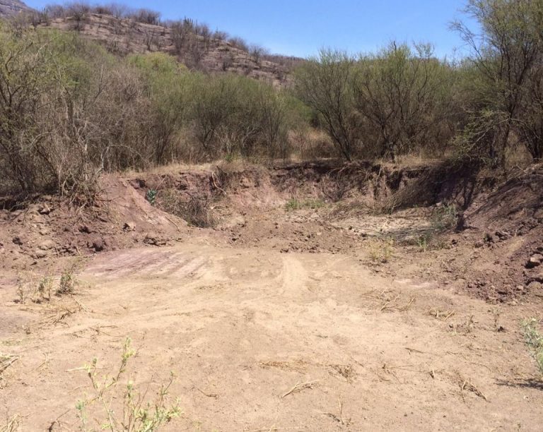 Encuentran cuerpo semi enterrado en Moris