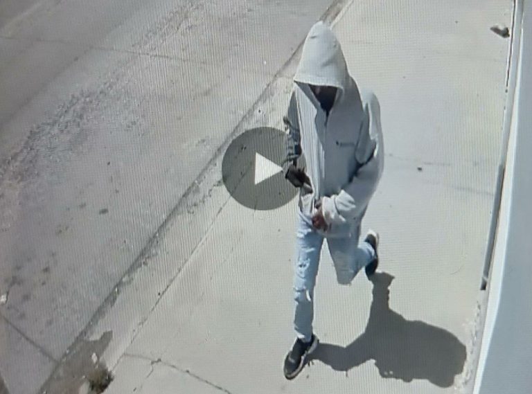 Asaltan establecimiento comercial