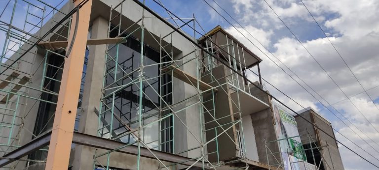 Muere joven trabajador tras descarga eléctrica y caída