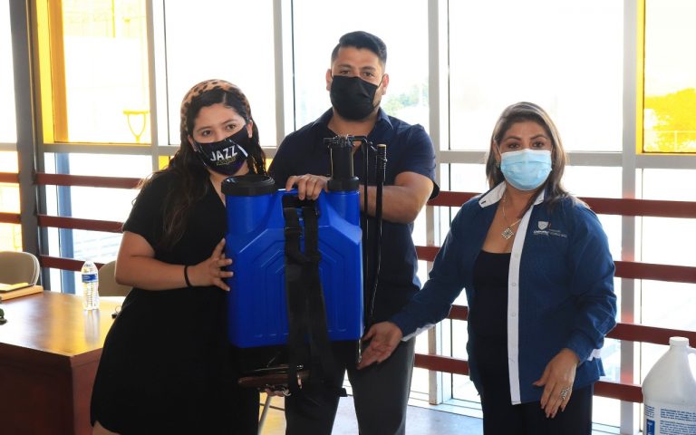 Para prevenir el COVID-19, se entregaron kits sanitizantes a gimnasios e iglesias