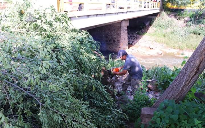 SERVICIOS PÚBLICOS REALIZA LIMPIEZA DE MALEZA EN ARROYO SAN ANTONIO Y LOTES BALDÍOS