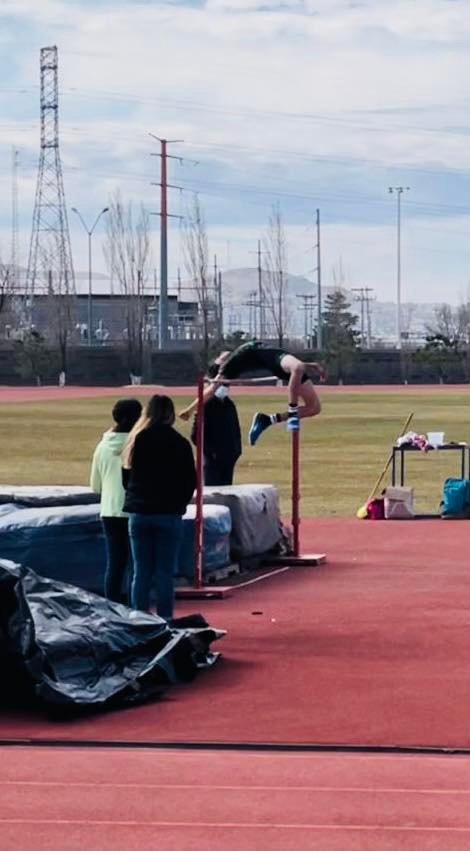 Jóvenes de Cuauhtémoc obtienen 3 primeros lugares en salto de altura en competencia regional