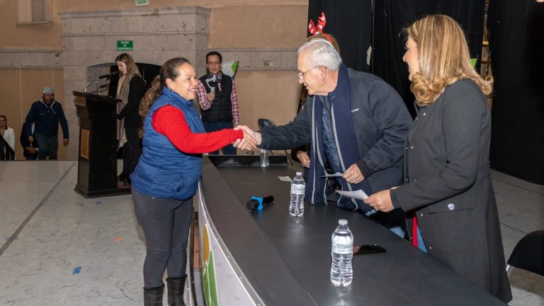 Entregan apoyos a afectados por granizo, en Cuauhtémoc