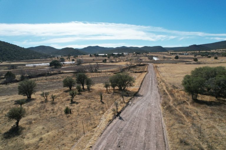 Desarrollo Rural invierte medio millón de pesos en arreglo de caminos, en Cuauhtémoc