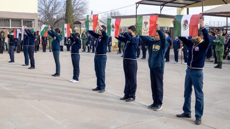 Autoridades civiles y militares realizan conmemoración del Día de la Bandera en Cuauhtémoc