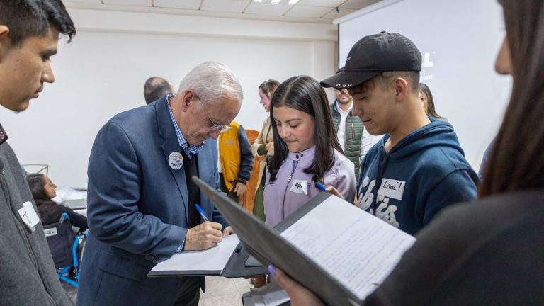 Alcalde de Cuauhtémoc imparte conferencia a jóvenes durante Seminario de Club Rotario