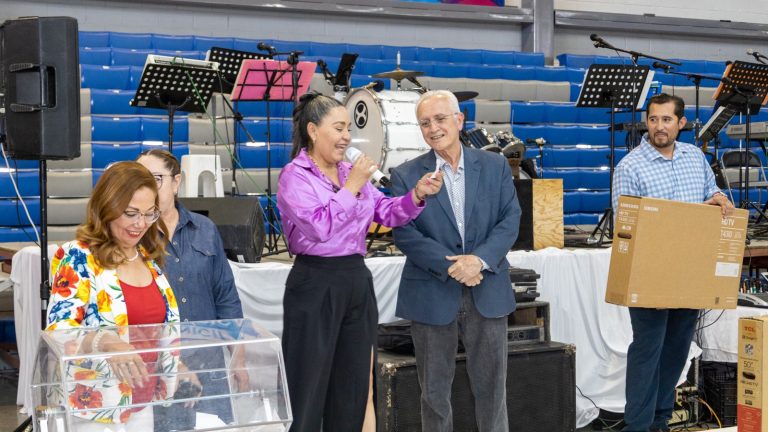 Realizan celebración por el Día del Maestro, en Cuauhtémoc