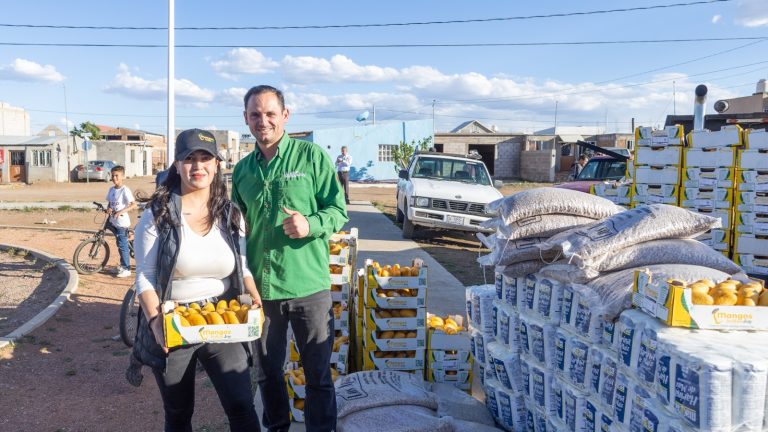 Menonitas y empresa de manzana donan alimentos a personas de escasos recursos, en Cuauhtémoc