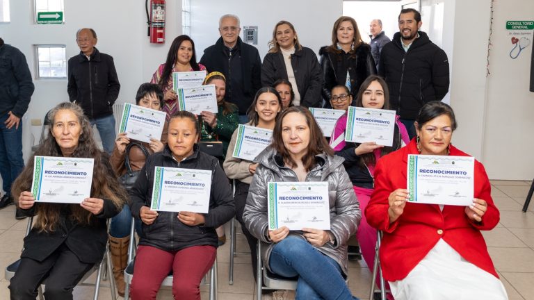 Se gradúan 11 mujeres de curso de manualidades navideñas, en Cuauhtémoc