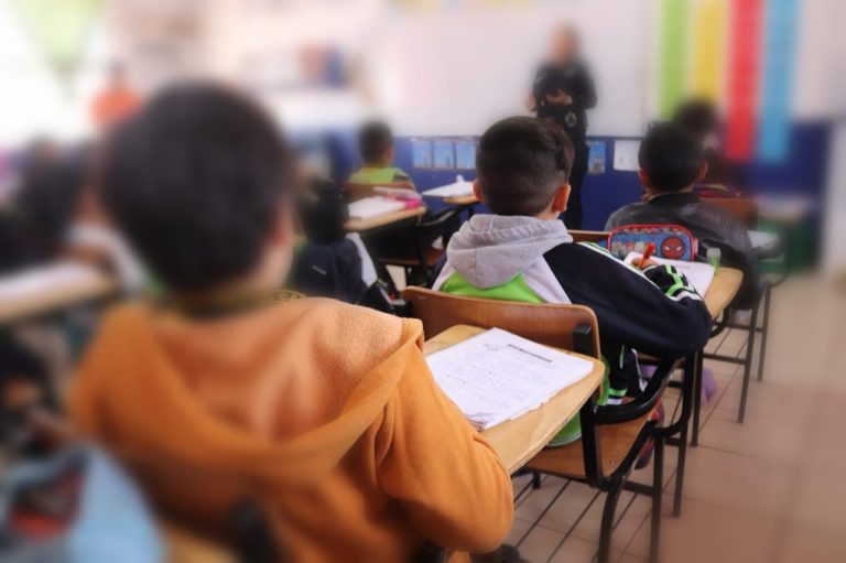 Llaman a padres de familia a revisar mochilas de sus hijos y dispositivos electrónicos para prevenir riesgos en entornos escolares