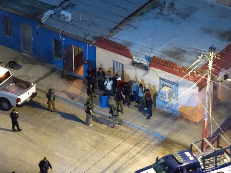 Rescatan SSPE y FGE a 22 migrantes en Ciudad Juárez