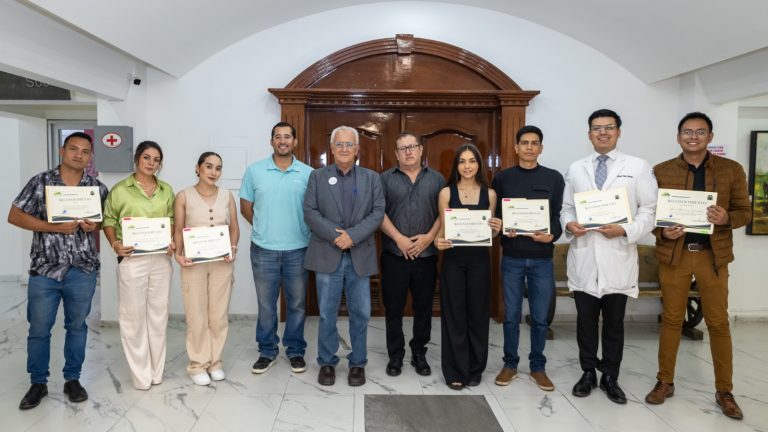 Reconocen a médicos que prestaron su servicio social en centros comunitarios de Cuauhtémoc