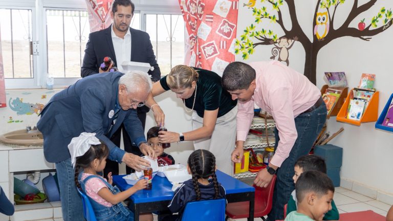 Beto Pérez encabeza entrega de 1111 desayunos escolares, en Cuauhtémoc