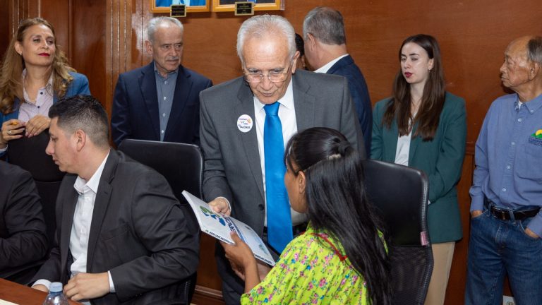 Beto Pérez entrega el libro del 3er informe al Ayuntamiento