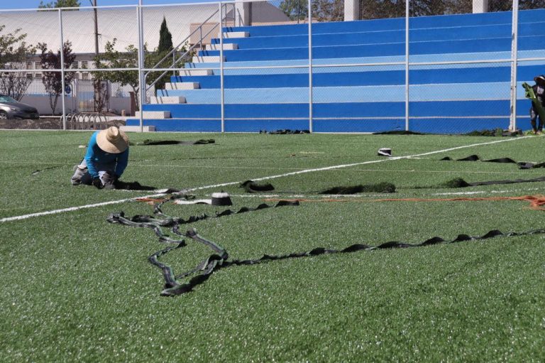 Renuevan la cancha de futbol 7 del Polideportivo “Beto Pérez Holguín”