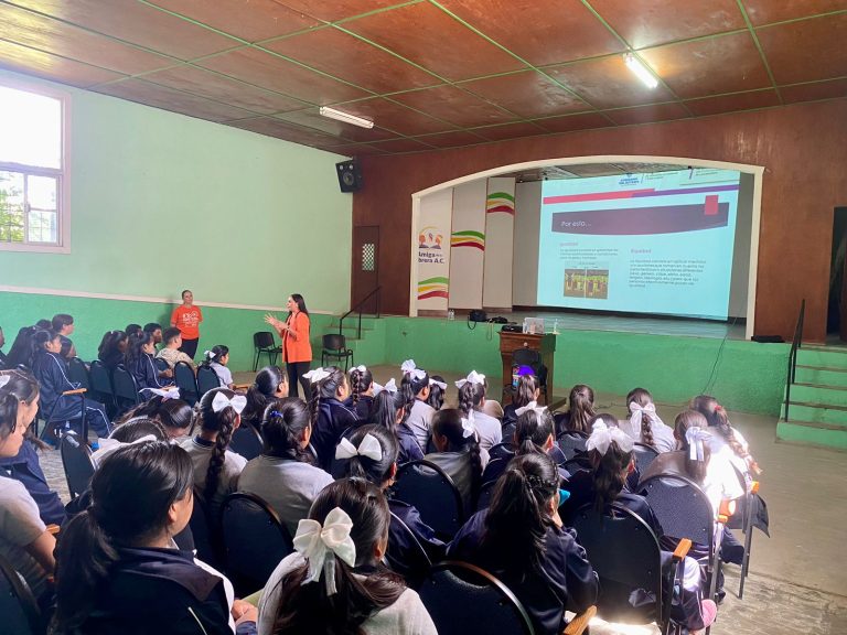 Orienta ICHMujeres a estudiantes de Carichí sobre cómo identificar violencia de género