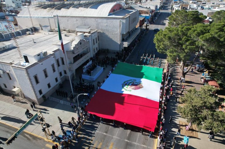 Realizan desfile por el 114° aniversario de la Revolución Mexicana, en Cuauhtémoc
