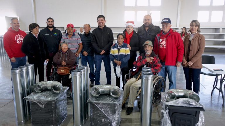 Alcalde de Cuauhtémoc entrega 188 calentones a personas vulnerables