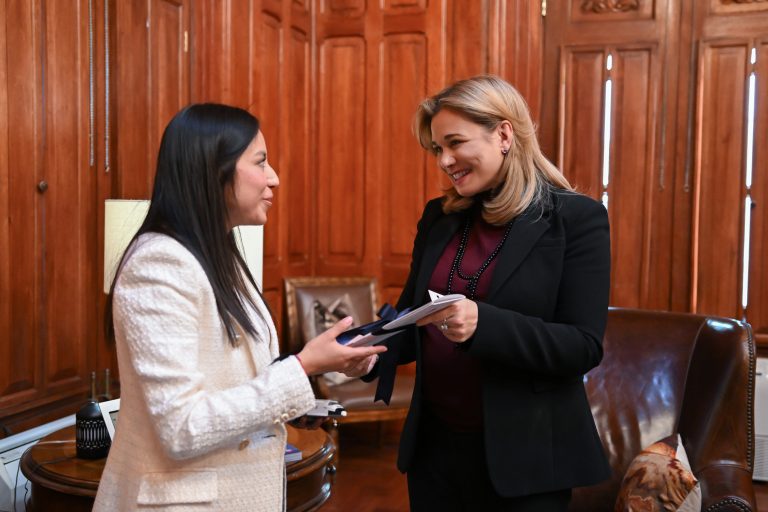 Maru Campos da la bienvenida al Gobierno del Estado a la científica chihuahuense Nadia Zenteno