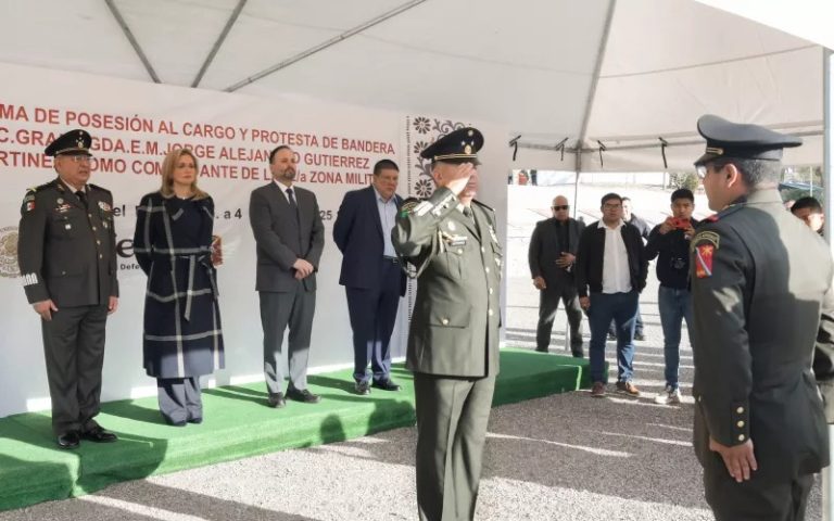 Maru Campos asiste como invitada de honor a la toma de protesta Jorge Gutiérrez como nuevo comandante de la 42 Zona Militar