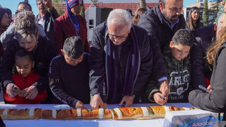 Parten la mega rosca de Reyes en la Plaza Principal de Cuauhtémoc