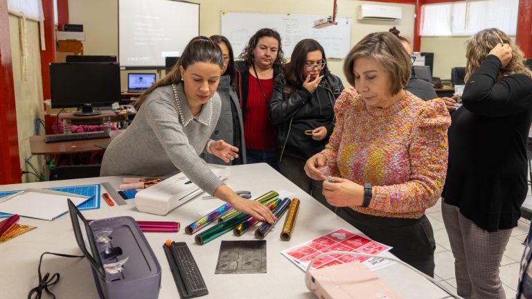 Mujeres se capacitan en costura, diseño, inglés y mecánica, en Cuauhtémoc