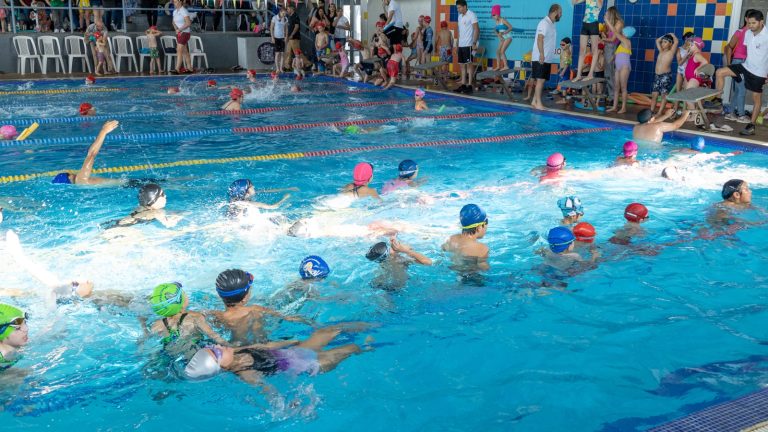Aún quedan espacios para menores de edad en la alberca del Polideportivo
