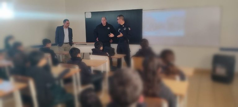 Agentes D.A.R.E. concientizan a estudiantes sobre los riesgos del vapeo