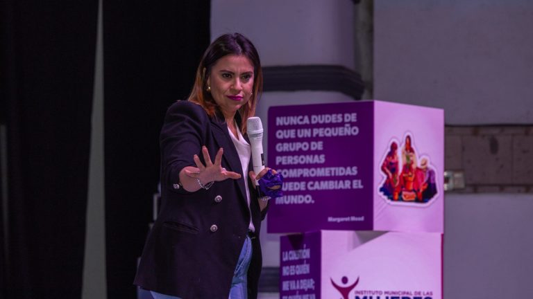 Olimpia Coral Melo imparte conferencia sobre violencia digital, en Cuauhtémoc
