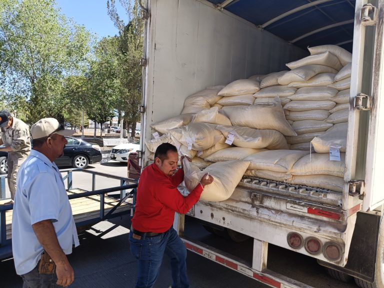 Presidencia Seccional de Anáhuac entrega maíz molido a productores