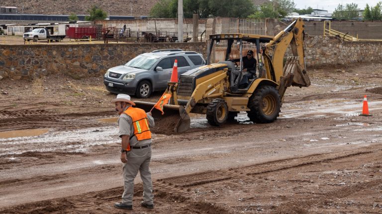 Servicios Públicos y Obras Públicas municipales trabajan en el retiro de material arrastrado por las lluvias en Cuauhtémoc