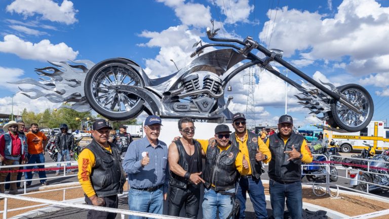 Develan monumento a la motocicleta en la Plaza Chopper de Cuauhtémoc