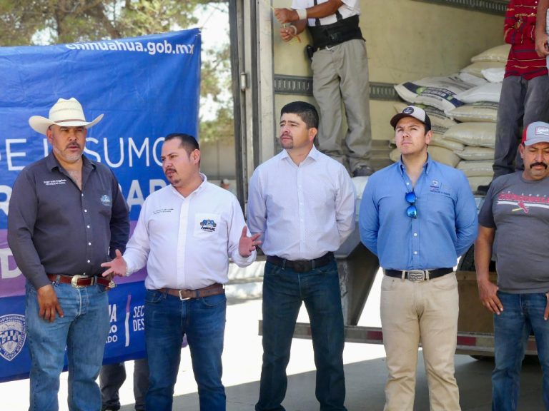 Entregan Saúl Mireles y Homero Luján maíz molido a productores de Anáhuac